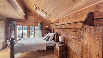 5 bedrooms, desk, iron/ironing board, WiFi