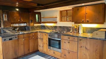 Een koelkast, een oven, een kookplaat, een koffiezetapparaat/waterkoker