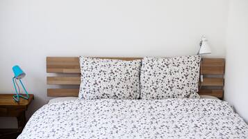 3 bedrooms, desk, WiFi, bed sheets