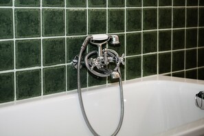 Ducha y bañera combinadas, secador de pelo, toallas y jabón