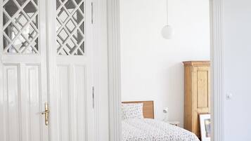 3 bedrooms, desk, WiFi, bed sheets