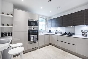 Departamento superior | Cocina privada | Refrigerador con congelador, microondas, horno y parrilla de estufa