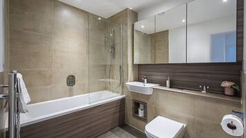Three-Bedroom Apartment | Bathroom | Separate bathtub and shower, free toiletries, hair dryer, towels