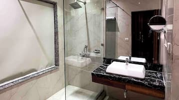 Quarto luxo | Banheiro | Chuveiro, produtos de toalete grátis, toalhas de banho