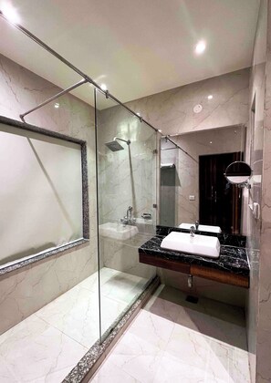 Deluxe Room | Bathroom - The Shoba Estate Gold (New Delhi)