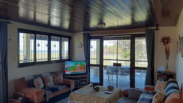 Televisio, DVD-soitin, kirjoja