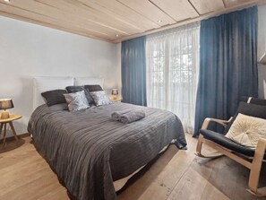 3 bedrooms, desk, iron/ironing board, WiFi