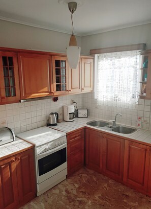 Geladeira, fogão, cooktop, cafeteira/chaleira