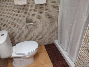Dusch, gratis toalettartiklar, hÄrtork och handdukar