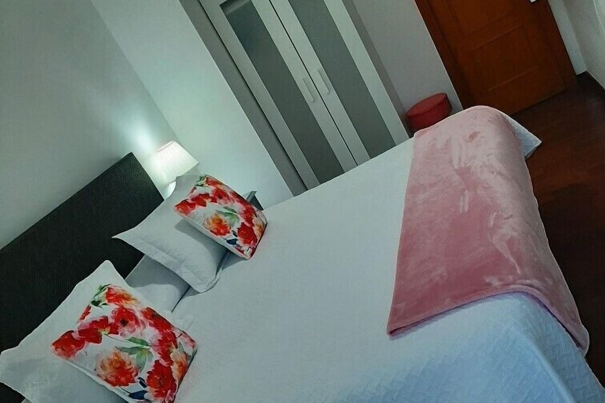 Wifi gratis y ropa de cama