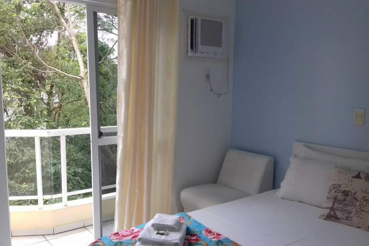 Chambre double | Minibar, accès au Wi-Fi (inclus), literie fournie