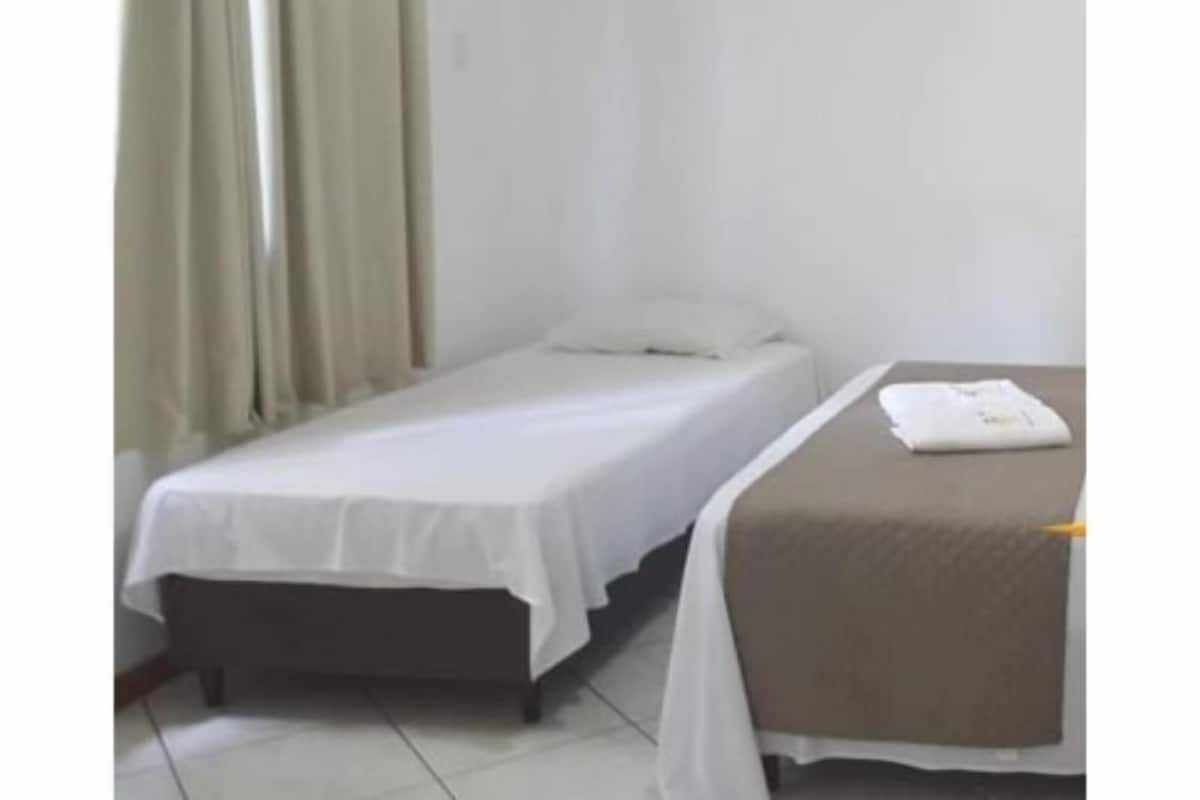 Chambre triple | Minibar, accès au Wi-Fi (inclus), literie fournie