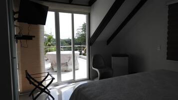 Minibar, blackout drapes, free WiFi, bed sheets