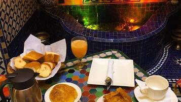 Sudah termasuk sarapan masakan setempat setiap hari