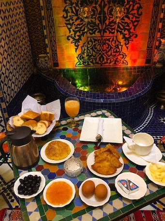 Desayuno con opciones de la cocina local incluido todos los días . Hostel El Blida