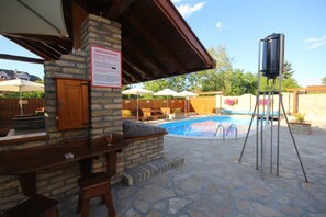 Seasonal outdoor pool, open 10:00 AM to 8:00 PM, pool umbrellas - Guest House Vila Alexandar (Palic)