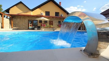 حمّام سباحة خارجي موسمي، مظلات على حمّام السباحة، مقاعد للتشمس