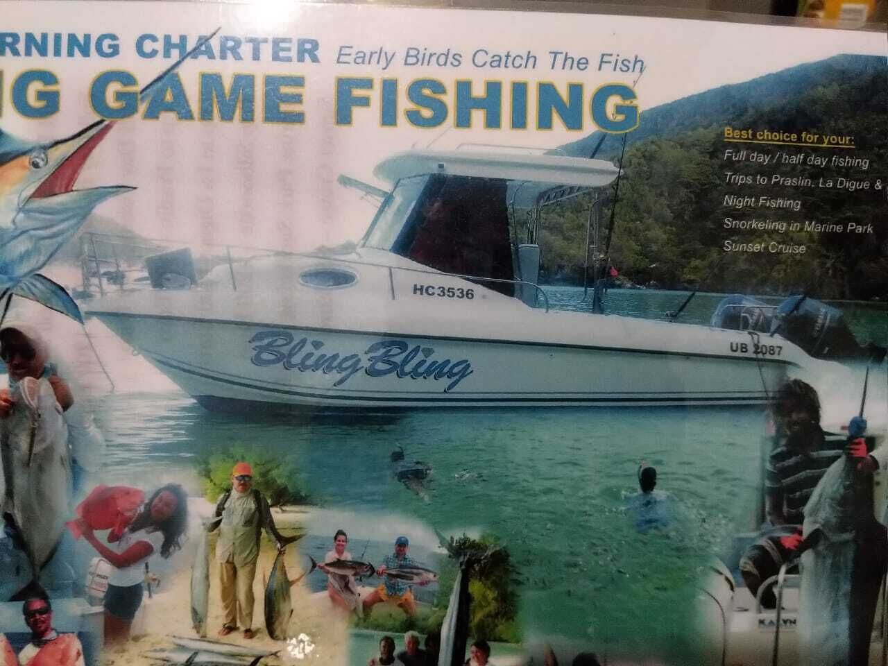 Eine Broschüre für ein Angelspiel mit einem Boot namens 'Bling Bling' und Aktivitäten wie ganztägigem Angeln und Schnorcheln.