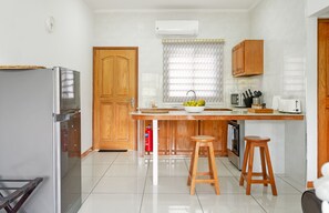 Full-size fridge, microwave, oven, stovetop