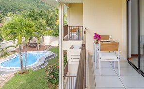 Terrace/patio - Creole Breeze Self Catering Apartments (Mahé Island)