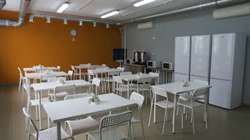 Peti sejuk/penyejuk beku saiz penuh, ketuhar gelombang mikro, dapur