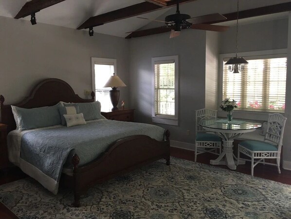 1 chambre, fer et planche à repasser, accès Internet