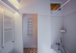 Apartamento, 4 quartos | Banheiro | Chuveiro, chuveiro com efeito de chuva, bidê, toalhas de banho