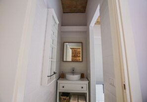 Apartment, 4 Schlafzimmer | Waschbecken im Bad