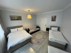 Suite Premium, 2 habitaciones, no fumadores, planta baja | Zona de estar | Televisión de pantalla plana de 31 pulgadas con canales por satélite