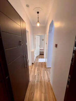 Suite Premium, 3 habitaciones, no fumadores, planta baja | Ropa de cama de alta calidad y decoración individual