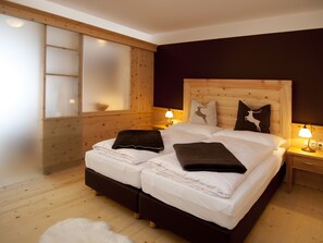 Suite estudio (Anna) | Ropa de cama hipoalergénica y caja de seguridad en la habitación