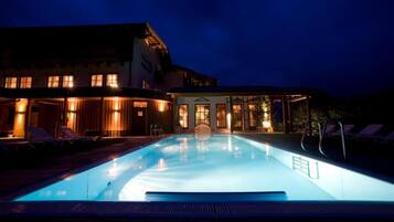 Innenpool, AuĂenpool, Sonnenschirme, LiegestĂŒhle