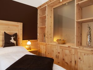 Studiosvit (Anna) | Allergitestade sängkläder och värdeförvaringsskåp på rummet