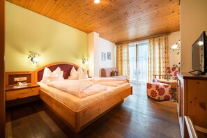 Hypo-allergenic bedding, in-room safe, individually decorated - Hotel Krimmlerfälle (Krimml)