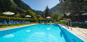 Inomhuspool, utomhuspool, parasoller och solstolar