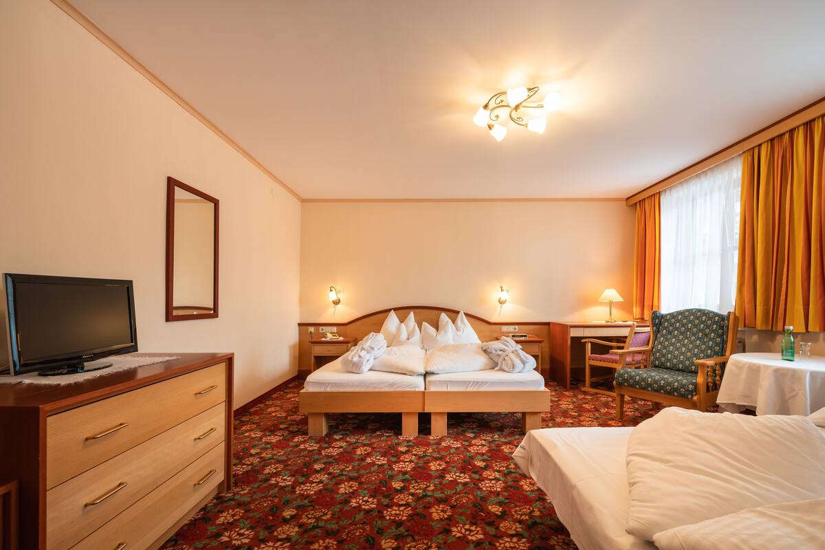 Hypo-allergenic bedding, in-room safe, desk, laptop workspace
