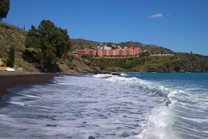 Beach nearby, sun-loungers, beach towels