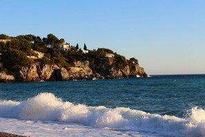 Beach nearby, sun-loungers, beach towels