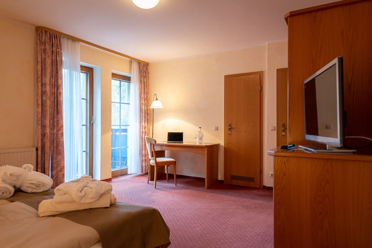 double room, balcony | desk, cots/infant beds, rollaway beds, free wifi