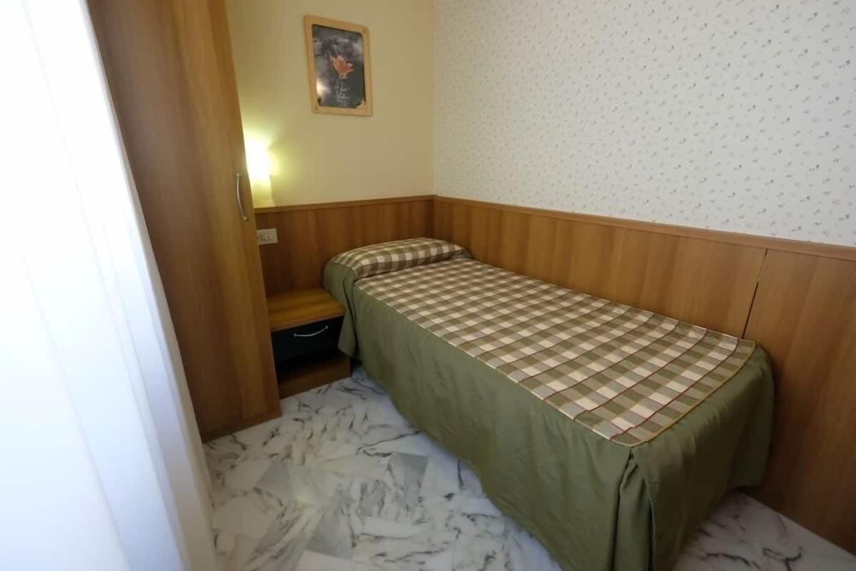 Single Room | Minibar, in-room safe, soundproofing, free WiFi