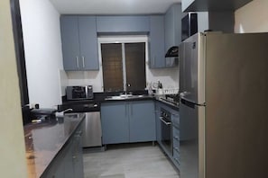 Refrigerador, microondas, horno y cafetera y tetera