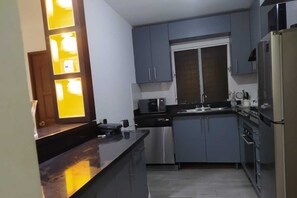 Réfrigérateur, micro-ondes, four, cafetière/bouilloire