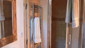 Familienzimmer, Terrasse (Panorama) | Badezimmer | Kostenlose Toilettenartikel, Haartrockner, Handtücher