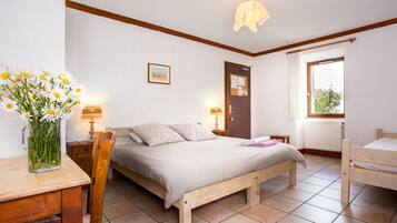 Double or Twin Room | Dihias secara berasingan, dilengkapkan perabot secara berasingan