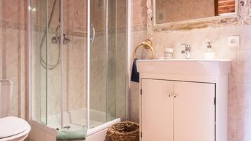 Family Room | Bathroom | Shower, hair dryer, towels