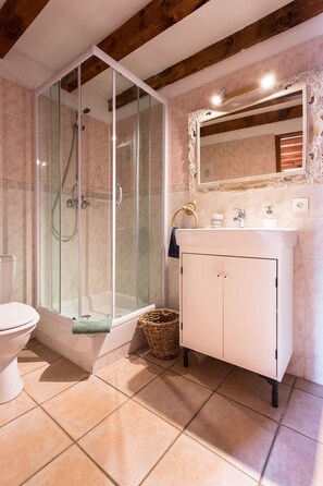 Family Room | Bathroom | Shower, hair dryer, towels - Gîte-Auberge de Montvilliers (Aime-la-Plagne)