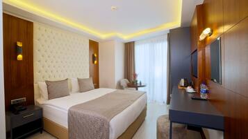 Caja de seguridad en la habitación y escritorio