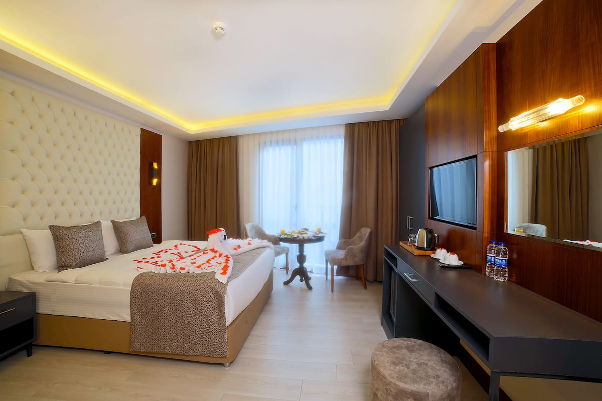 Deluxe Double Room | In-room safe, desk, soundproofing, free WiFi