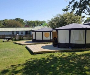 Decoración personalizada, muebles diferentes y cortinas blackout