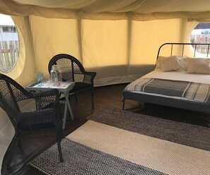 Standard-Zelt | Individuell dekoriert, individuell eingerichtet, Verdunkelungsvorhänge